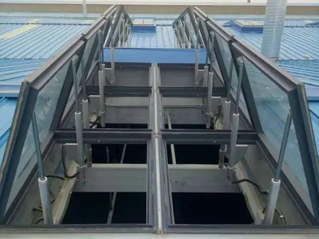 電動排煙窗.jpg 電動排煙窗.jpg